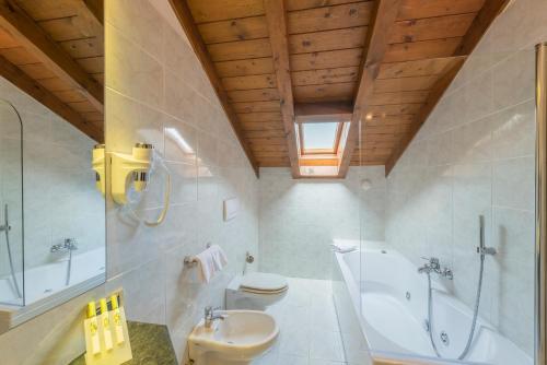 伦诺莱诺酒店的带浴缸、卫生间和盥洗盆的浴室