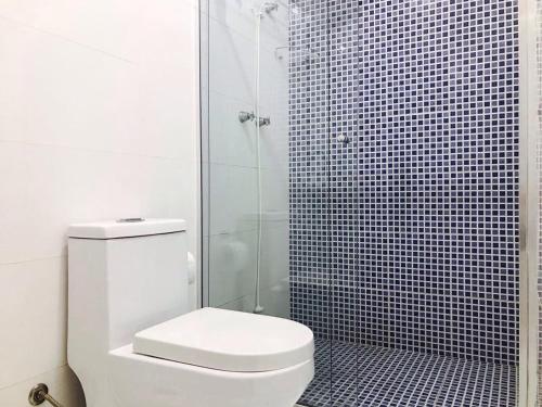 圣保罗玛丽亚花旅馆的一间带卫生间和玻璃淋浴间的浴室