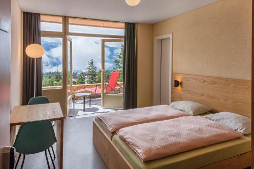 克莱恩 蒙塔纳克莱恩蒙塔纳瑞士青年旅舍的一间卧室设有一张床和一个阳台