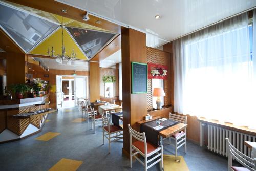 维耶尔宗欧陆式酒店的餐厅内带桌椅的用餐室