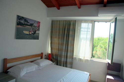 维利波吉Hotel Princi i Vogel的一间卧室设有一张床和一个窗口