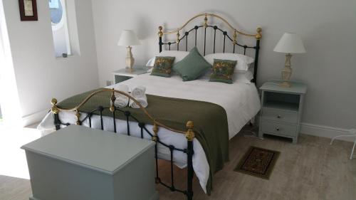 斯韦伦丹Bergview Guesthouse Swellendam的一间卧室配有床和2个床头柜