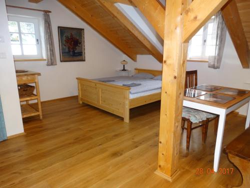 ZdíkovApartmány U Šakala的一间卧室配有一张床,铺有木地板