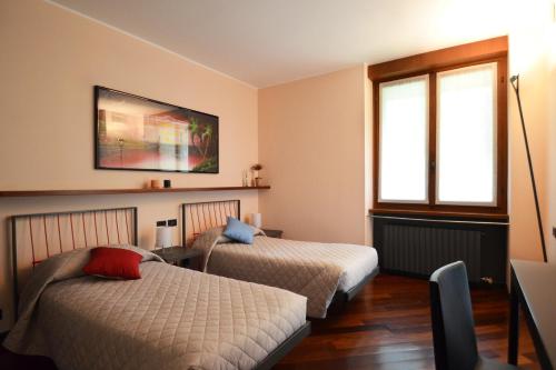 卡里美特Villa Onorina的酒店客房设有两张床和窗户。