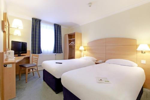 格拉斯哥格拉斯哥SECC水力钟楼酒店的酒店客房设有两张床和电视。