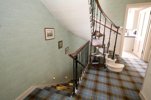 爱丁堡舍伍德宾馆的走廊上设有楼梯,里面设有厕所