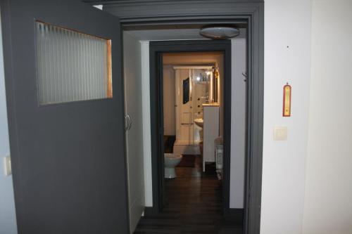 雷杜Lesse matinal的走廊设有门,通往带卫生间的浴室