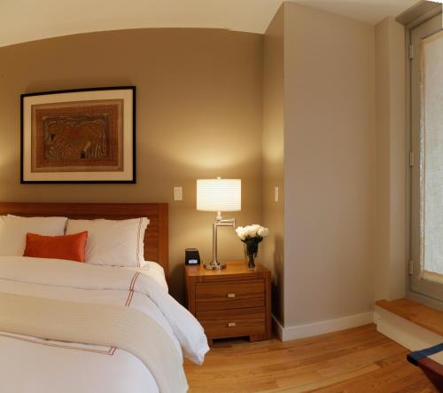 纽约纽约保护区度假公寓式酒店的一间卧室配有一张床和一张带台灯的桌子