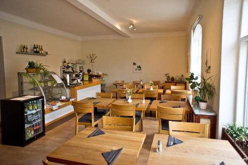 Kågeröd卡格罗兹三星宾馆的用餐室配有木桌和椅子