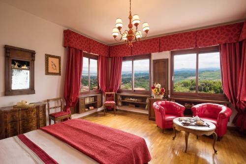 蒙特普齐亚诺法布罗尼公寓的一间卧室配有红色的床和桌椅