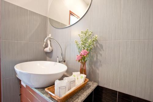 安帕瓦阿尔代亚泳池别墅度假村的浴室设有白色水槽和镜子