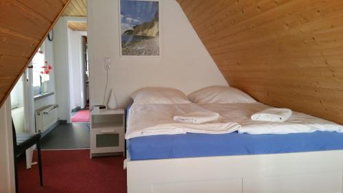 卑尔根Ferienwohnungen am kleinen See的木天花板的客房内的一张床位