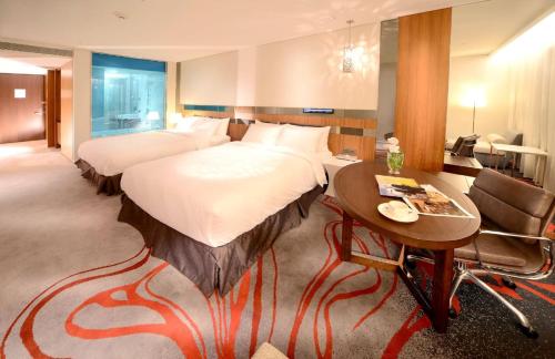 新竹芙洛丽大饭店 的酒店客房配有两张床和一张书桌