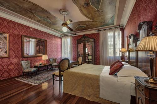威尼斯加勒里亚酒店的一间卧室设有一张大床和天花板