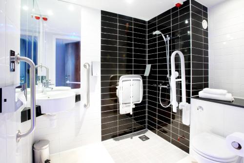 伦敦快捷假日伦敦城市酒店的一间带卫生间和水槽的浴室