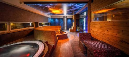 纳尔瓦约埃苏摩瑞索温泉&酒店的一间房间,配有浴缸和火车椅