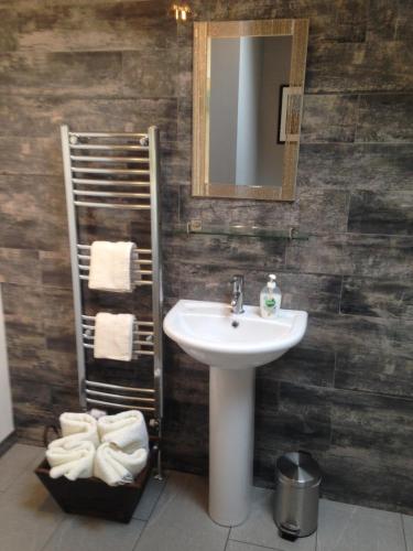 安布尔杜利奇湾青松旅馆的浴室配有盥洗盆、镜子和毛巾