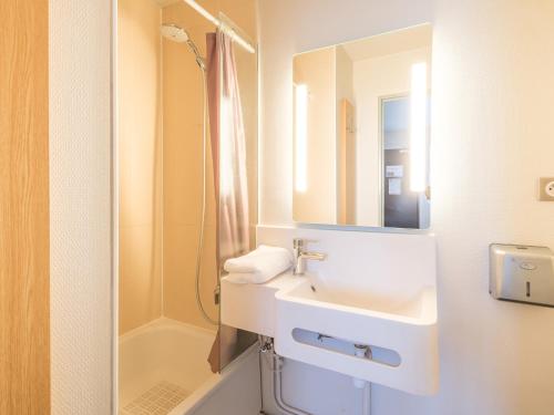 盖斯波尔塞姆B&B HOTEL Strasbourg Sud Geispolsheim的白色的浴室设有水槽和镜子