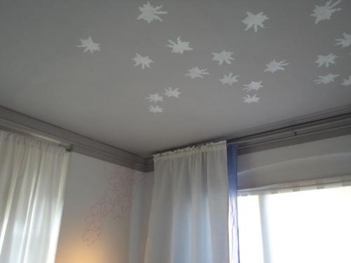 费尔德霍芬B&B De Kunstpraktijk的一间设有白色窗帘和星空天花板的客房