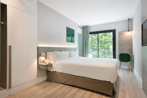 巴塞罗那纽巴塞罗那酒店的卧室设有一张白色大床和一扇窗户。