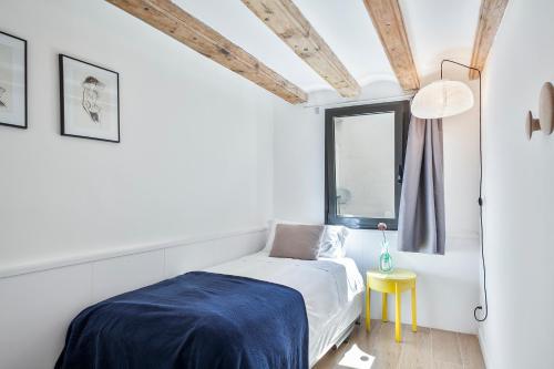 巴塞罗那埃斯帕特里亚巴塞罗那市内公寓的白色的卧室设有床和窗户