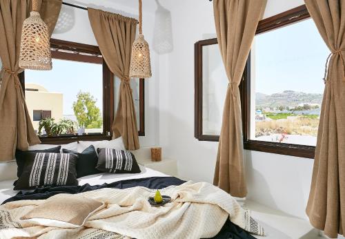 梅萨雷亚勒布朗克套房度假屋的一间卧室设有一张床和一个大窗户