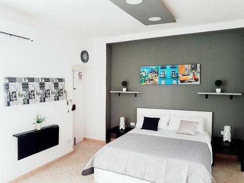 塔兰托Room n.22的卧室配有白色的床和绿色的墙壁