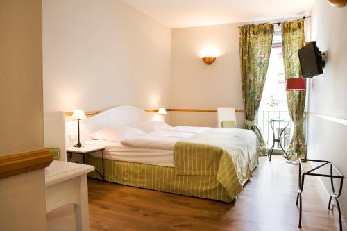 魏玛拉卡萨德克罗日宾馆的卧室配有白色的床和窗户。