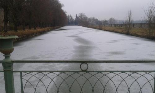 Ladoix Serrigny塞尔里尼城堡酒店的一条冰冻的道路,有雪