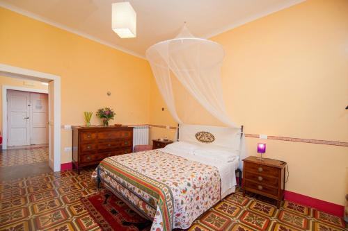 圣安吉洛里加利度假酒店的一间卧室配有一张床和一个梳妆台