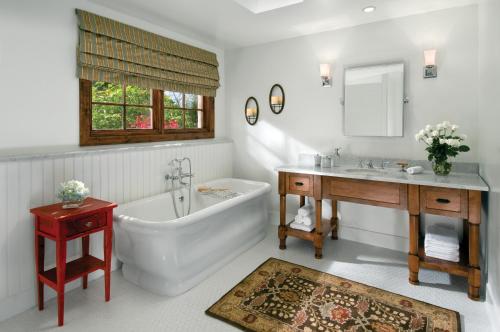 凤凰城艾尔摩酒店的带浴缸、水槽和浴缸的浴室