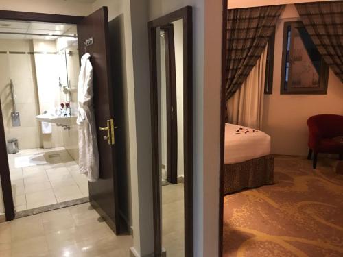 麦地那普罗文思阿尔沙姆酒店的带淋浴的浴室和1间带1张床的卧室