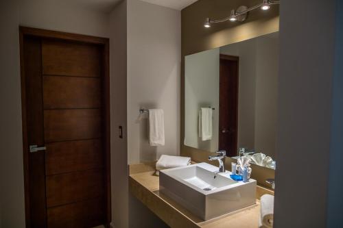 马萨特兰Ocean View Beach Hotel的一间带水槽和大镜子的浴室