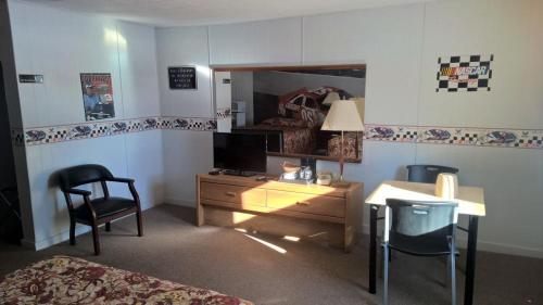 Saint CharlesWhite Valley Motel的酒店客房配有书桌和镜子