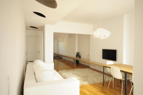 索非亚Architectural City Loft的客厅配有白色的沙发和桌子