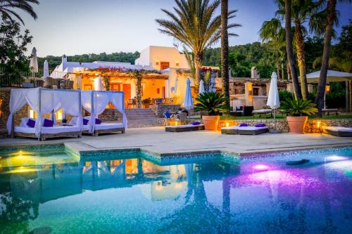 圣若法尔萨克鲁坎卢克乡间酒店的一个带椅子的游泳池和一个背景房子