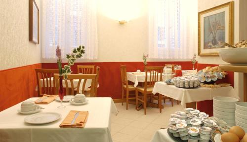 威尼斯特兰缇斯酒店的用餐室配有桌椅和盘子