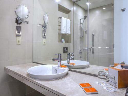 瓦哈中心罗塔纳酒店的一间浴室
