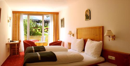 布伦纳山口附近马特赖斯托尔茨酒店的酒店客房设有一张床和一个阳台。