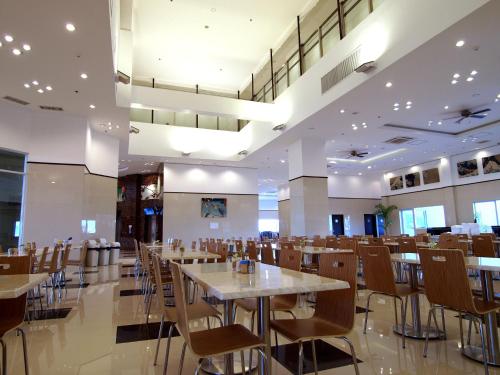 宿务Toyoko Inn Cebu的用餐室配有桌椅