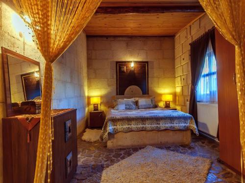 阿瓦诺斯阿达诺斯科努克埃维酒店的一间卧室配有一张床和镜子