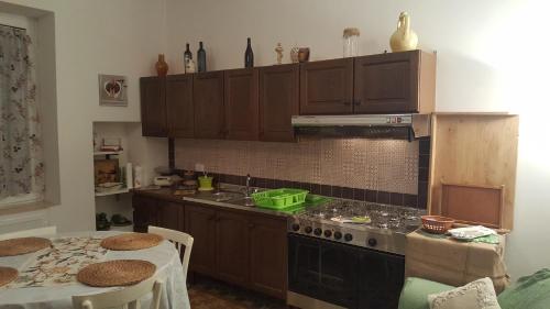 Villetta Alframanì的厨房或小厨房