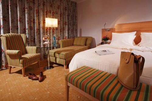巴特萨尔茨乌夫伦库帕克酒店的酒店客房,配有一张床和两把椅子