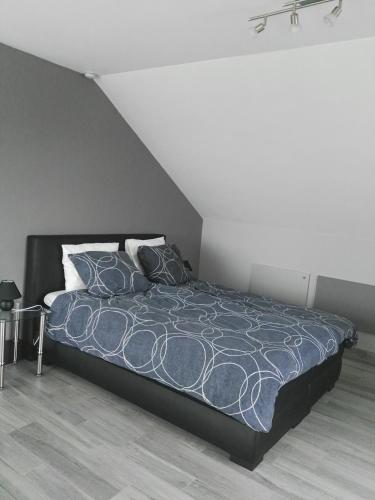 弗尔内Guesthouse SiSa的一间卧室配有一张带蓝色棉被和枕头的床