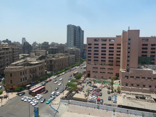 开罗金星旅馆的把汽车停在停车场的城市
