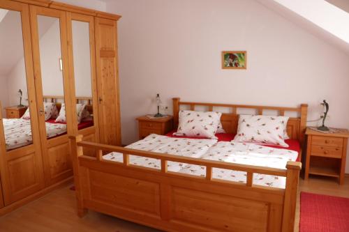 霍夫斯特滕Obermerkenbergerhof的一间卧室设有两张床和木制橱柜。