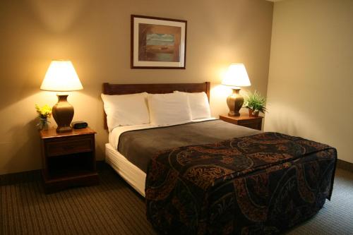 杰克逊维尔实惠套房酒店客房内的一张或多张床位