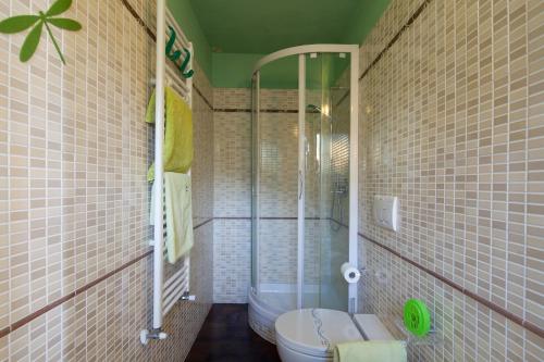 Mulazzo拉普鲁塞多拉塔住宿加早餐旅馆的带淋浴和卫生间的浴室。