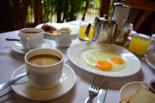 莱昂Hotel Austria的一张桌子,上面放着两盘鸡蛋和咖啡