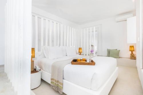 蒙卡拉帕舒Octant Vila Monte的白色卧室配有床和沙发